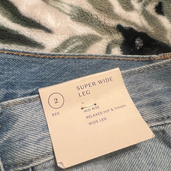 NWT Universal Thread Women’s Mid-Rise Super Wide Leg Light Wash Jeans Size 2 - Picture 4 of 7